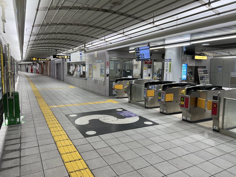 改札を出て右側3〜6号出入口への通路を進む