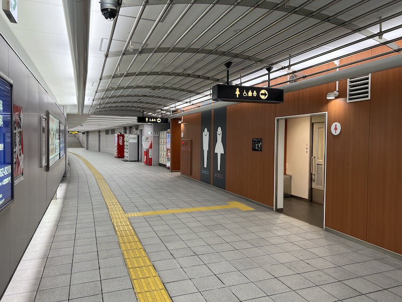 トイレの先にコインロッカーが見える