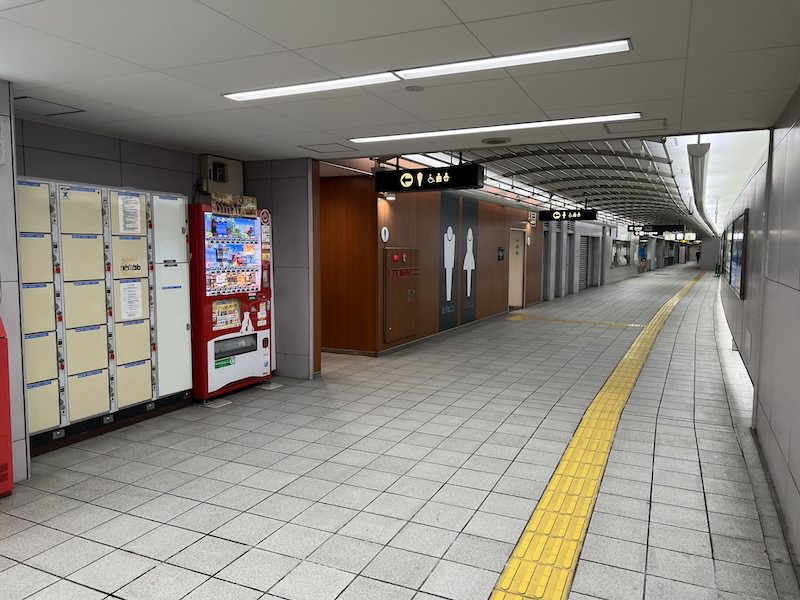 コインロッカー側から改札を見る