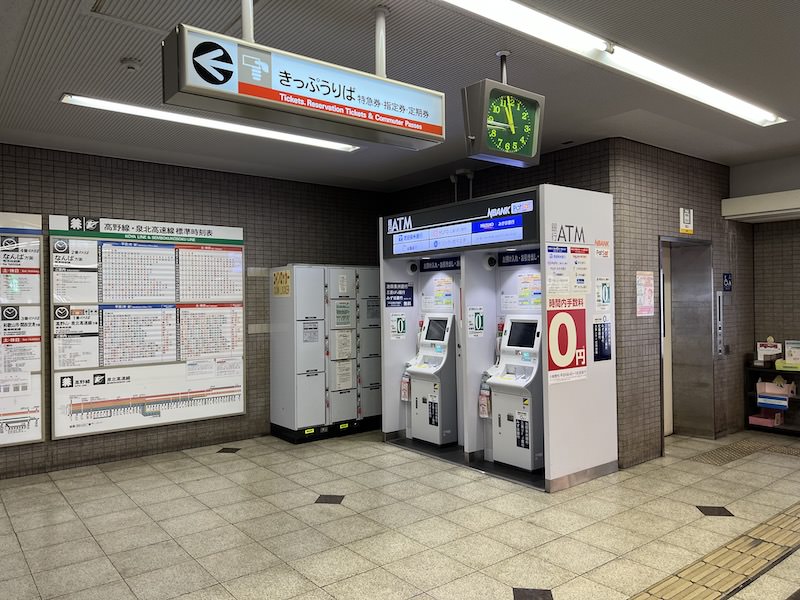 ATMの奥にあるコインロッカー