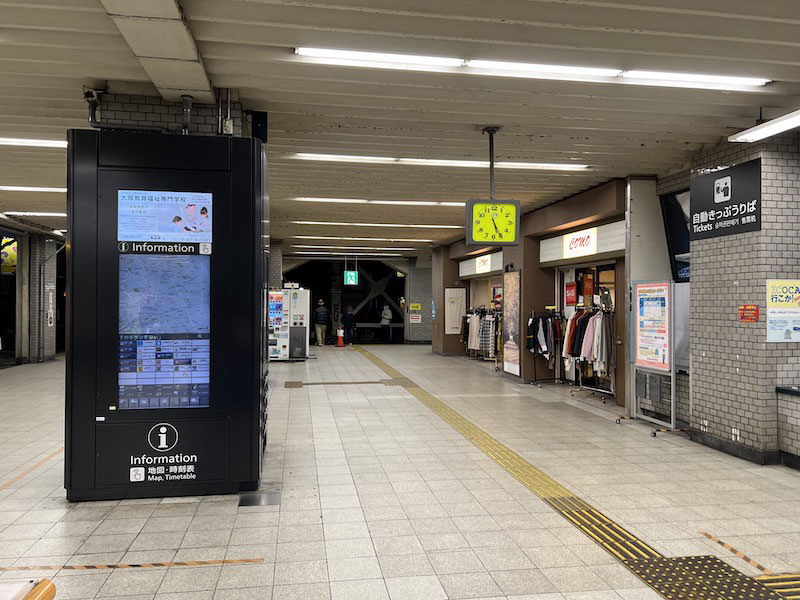 改札を出て駅出口へ向かう