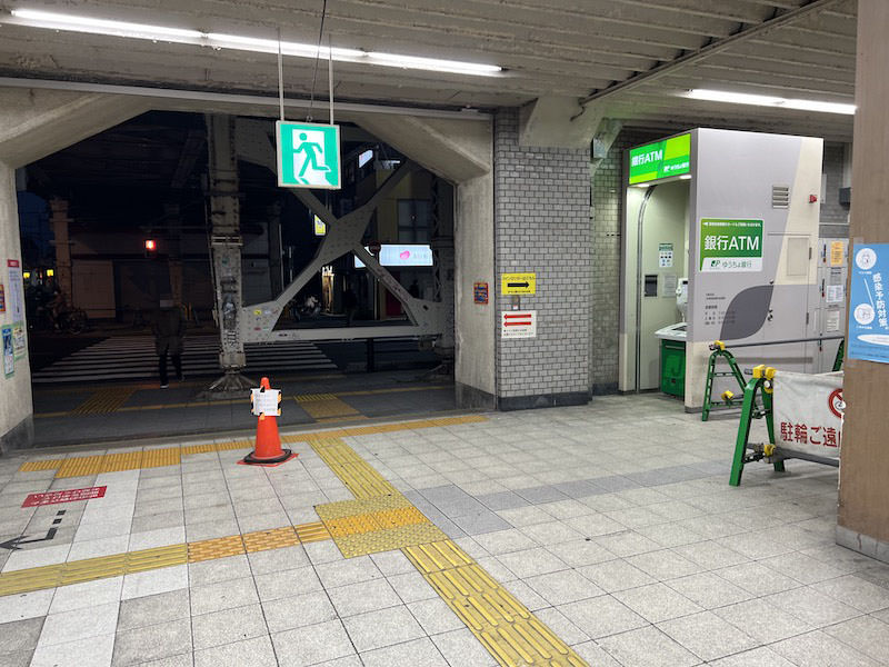 駅出口手前にあるATM