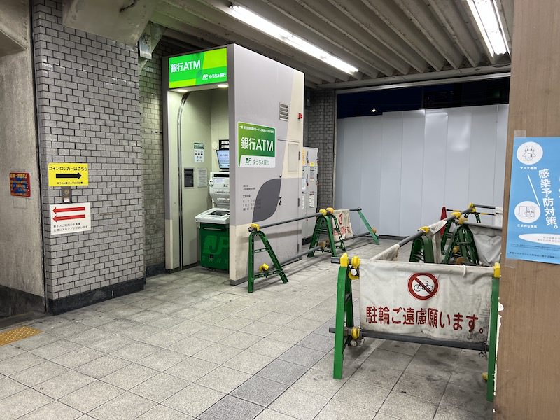 ATMの裏側にコインロッカーが設置されている