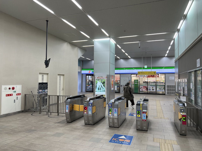 1階にある若江岩田駅の改札