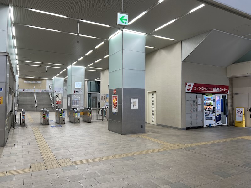 改札とコインロッカーの位置関係