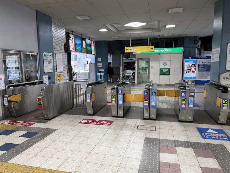 1階にある八戸ノ里駅の改札
