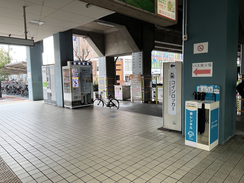 改札を出て左側へ進む