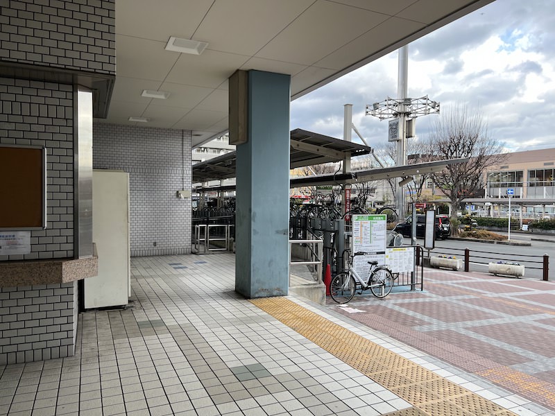 さらに左側に回り込むとコインロッカーが見える