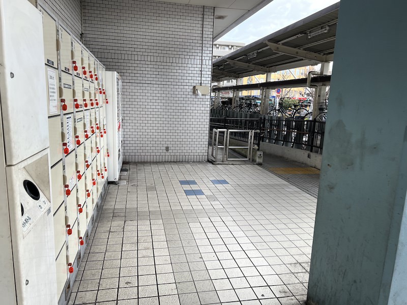 コインロッカーと地上とのあいだの段差はスロープで行き来できる