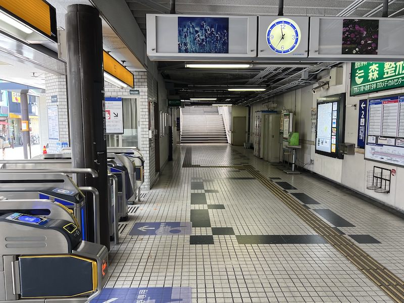 改札口から京橋・淀屋橋・中之島線方面行きホームへの通路を見る