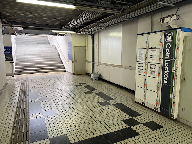 京橋・淀屋橋・中之島線方面行きホームへの階段前にコインロッカーが設置されている