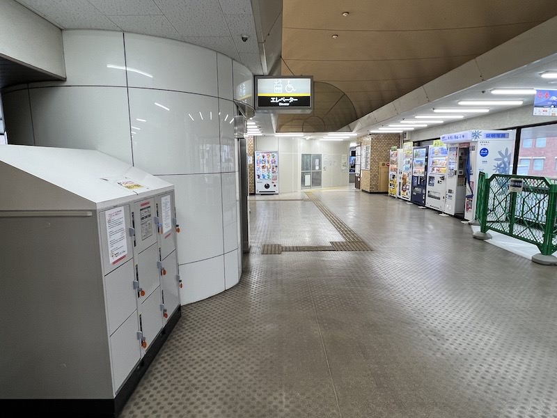 コインロッカー側から改札側を見る
