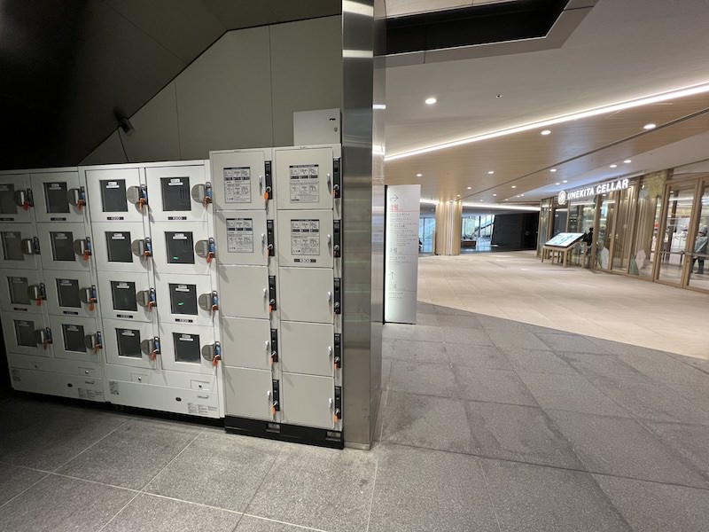 南館「うめきたセラー」の外にあるコインロッカー