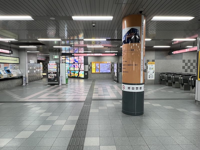 改札を出て右側にある西1出口