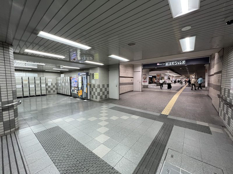 「紙屋町シャレオ」との地下連絡口の手前にあるコインロッカー