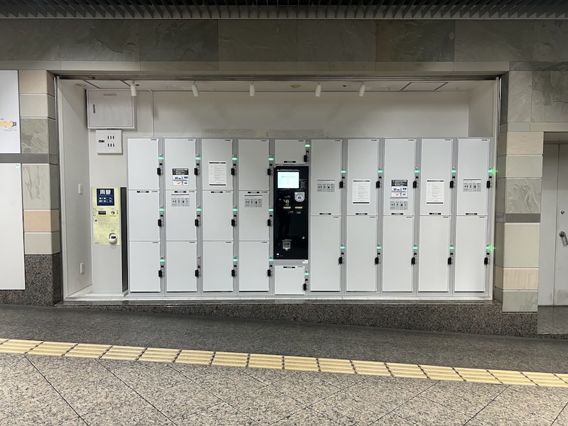 西通り南側中央広場付近のコインロッカー