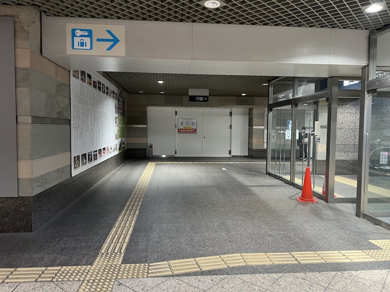 右が西7出口への階段とエスカレーター。コインロッカーはさらに奥