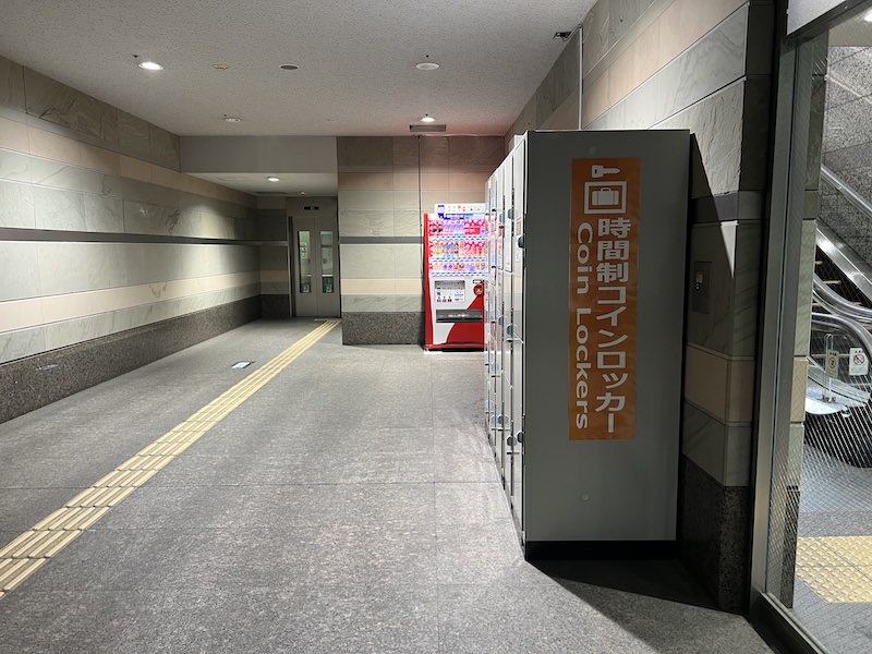 エレベーター通路内にコインロッカーが設置されている