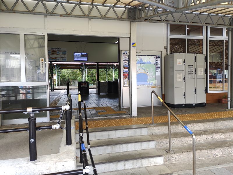 駅舎を出て左側にコインロッカーがあります。
