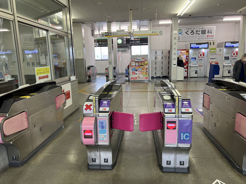 北野田駅の改札。奥のエレベーター専用の改札の横にコインロッカーが見える。