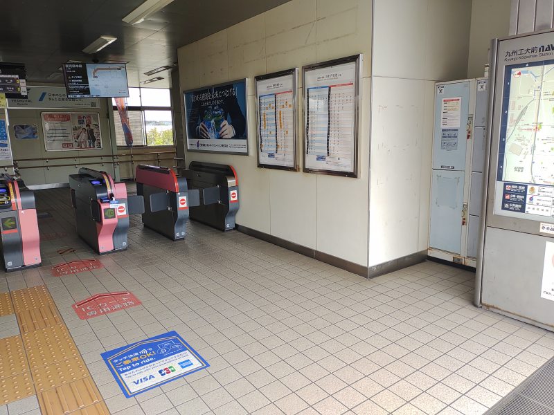 改札を出てすぐ左側にコインロッカーがあります。(壁のすき間に隠れています)