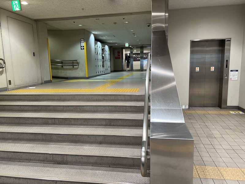 コインロッカーのある場所とバスのりばのあいだには階段があるが、エレベーターで段差なくアクセスが可能。