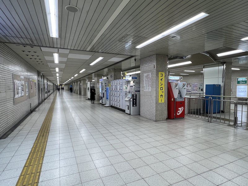 改札を出て右側の通路を進むとコインロッカーがある