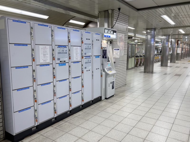 コインロッカー側から改札を見る