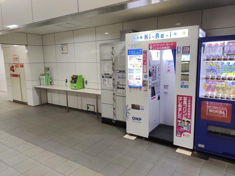 改札を出て左(3番出口方面)へ進んでいくと、通路右側にコインロッカーがあります。