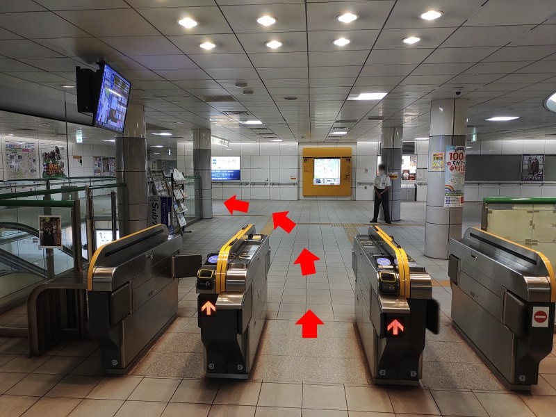 改札を出て前方左(2番出口方面)へ進みます。