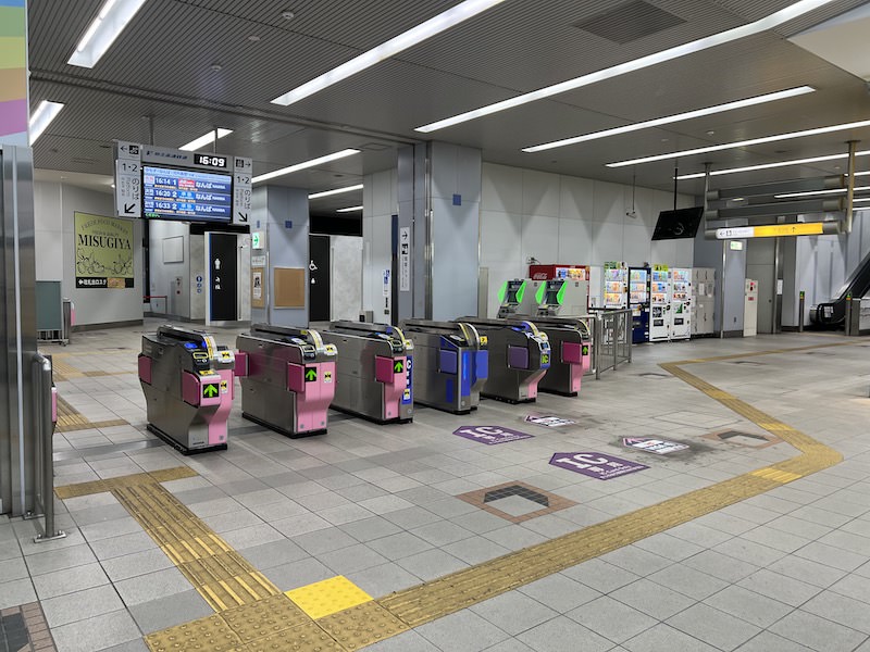 和泉中央駅の改札。出て左側にコインロッカーが見える。