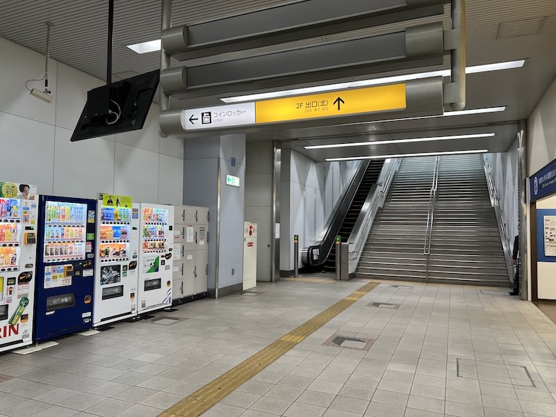2階北側の出口へ向かう階段・エスカレーター前にあるコインロッカー