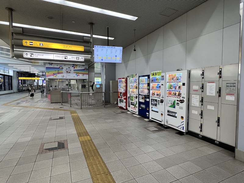 コインロッカー側から改札を見る