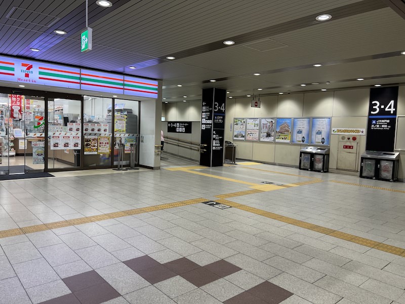 改札入って正面のコンビニと3番・4番のりばとのあいだにトイレとコインロッカー、エレベーターへの通路がある