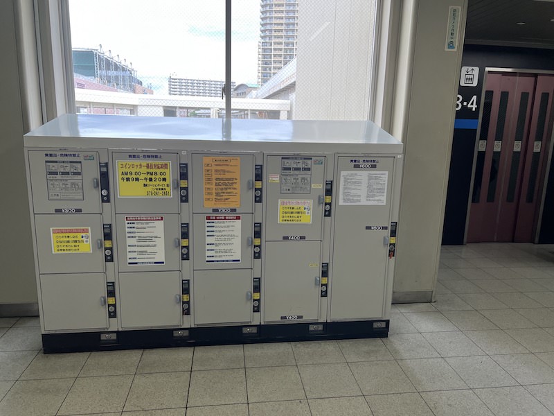 コインロッカーのすぐ横にはホームへのエレベーターがある