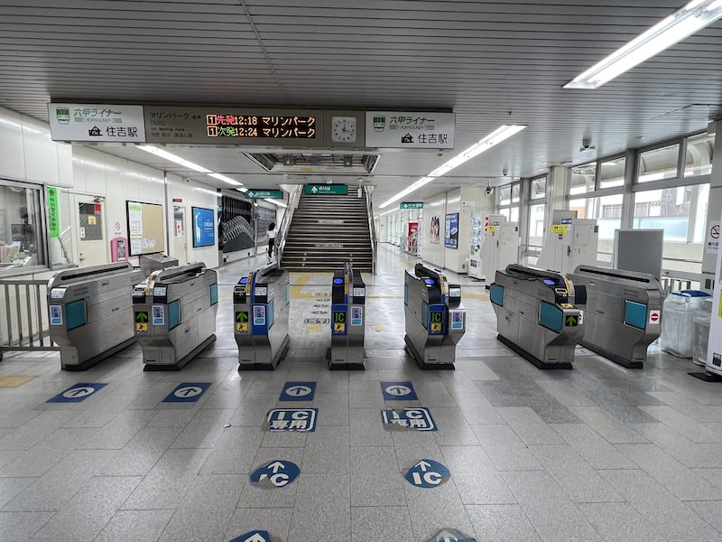 六甲ライナー住吉駅の改札。奥の階段の右側の通路を進む。