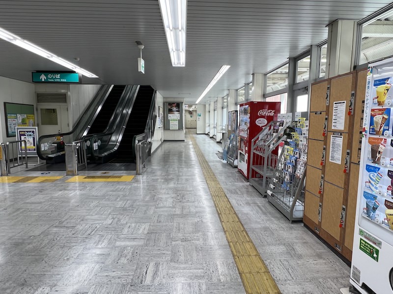 階段を過ぎたところにコインロッカーがある