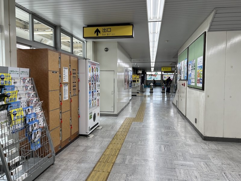 改札内のコインロッカーから改札を見る