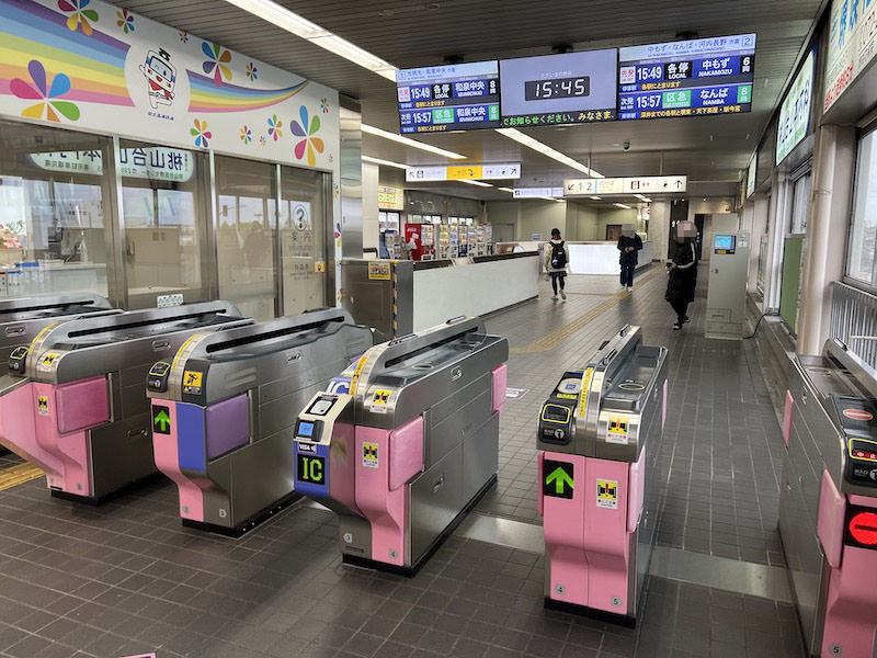 栂・美木多駅の改札。改札外からコインロッカーは見えない。