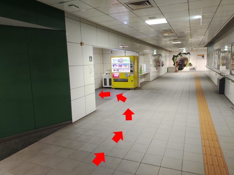 通路左側に自販機コーナーがあり、コインロッカーは自販機の向かい側に設置されています。
