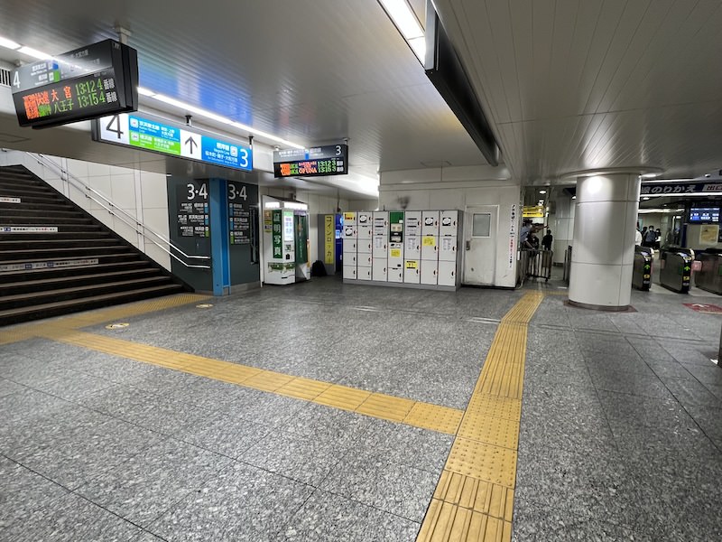 コインロッカーは京急線乗換口と京浜東北線・横浜線直通列車、根岸線ホームへの階段とのあいだにある。