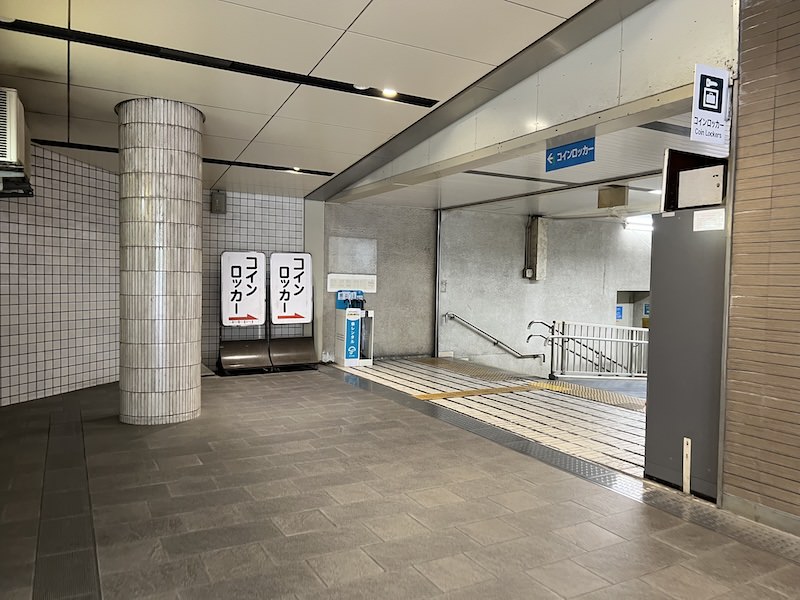 東口側見たコインロッカー設置場所への通路。この右側にコインロッカーが設置されている。