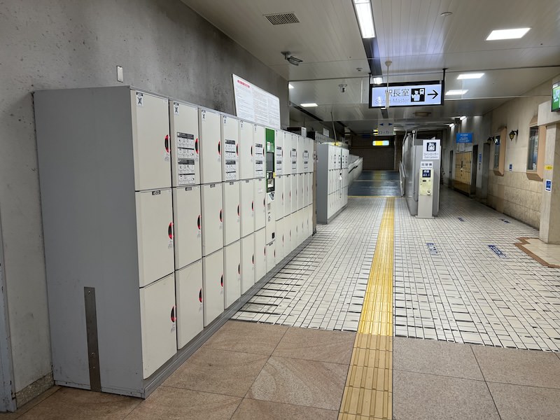 京急線南改札口側から見たコインロッカー