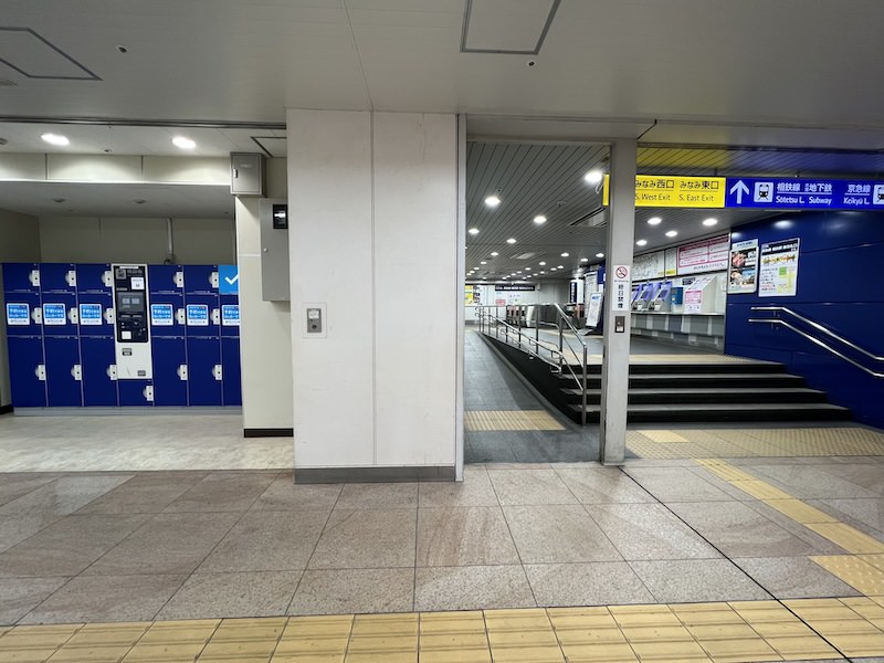 京急線南改札口(右奥)近くの通路内にある予約制ロッカー「To Locca」