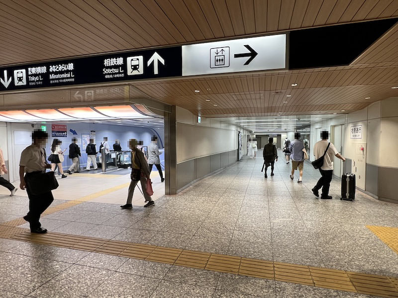 西口改札外にある相鉄横浜駅への通路。左は東急東横線・みなとみらい線横浜駅への階段・エスカレーター。