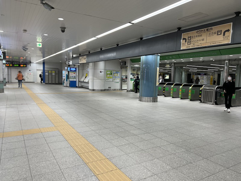 右が中央南改札。奥のほうにコインロッカーが見える。