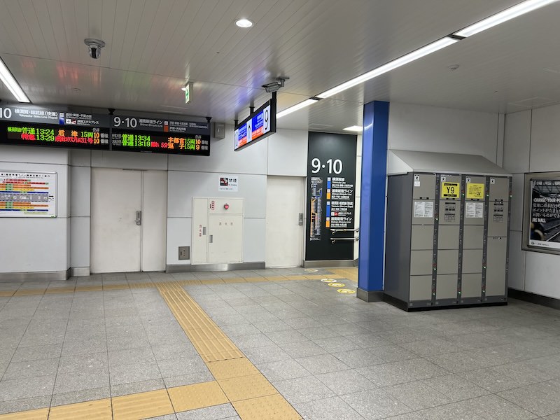 9・10番ホームへの階段横にあるコインロッカー