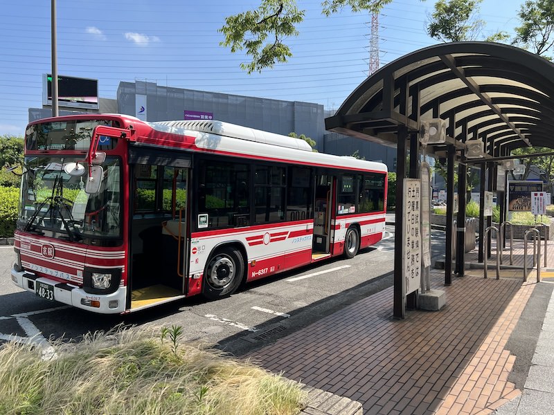 駅前から出る運転免許試験場行きのバス