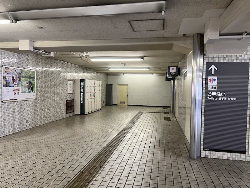 改札内コンコースのトイレ向かいにあるコインロッカー