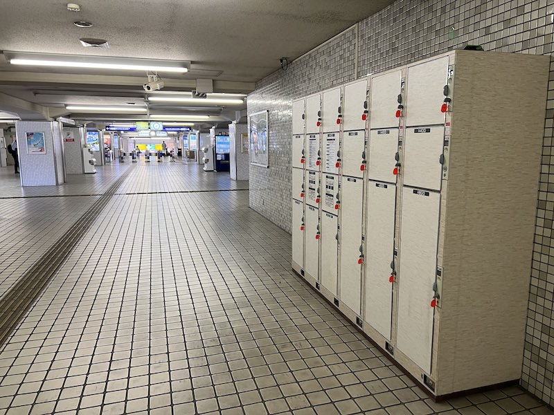 コインロッカー側から改札を見る